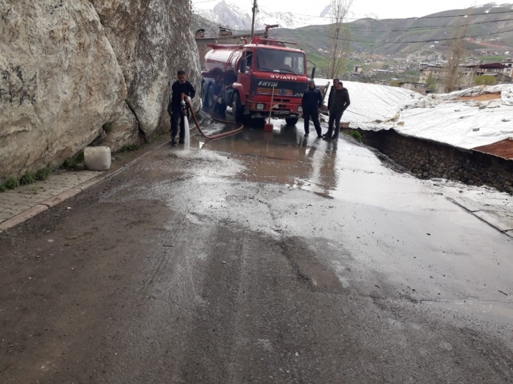 İtfaiye Ekibi Caddeleri Dezenfekte Etti