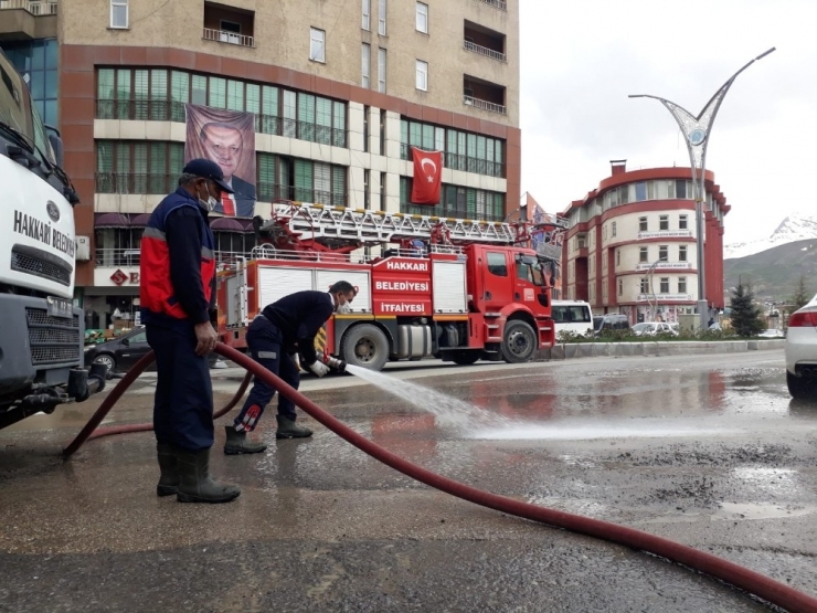 İtfaiye Ekibi Caddeleri Dezenfekte Etti