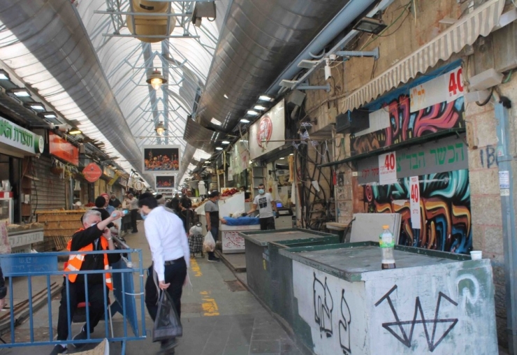 İsrail’de Korona Tedbirlerinin Gevşetilmesinin Ardından İnsanlar Sokaklara Akın Etti