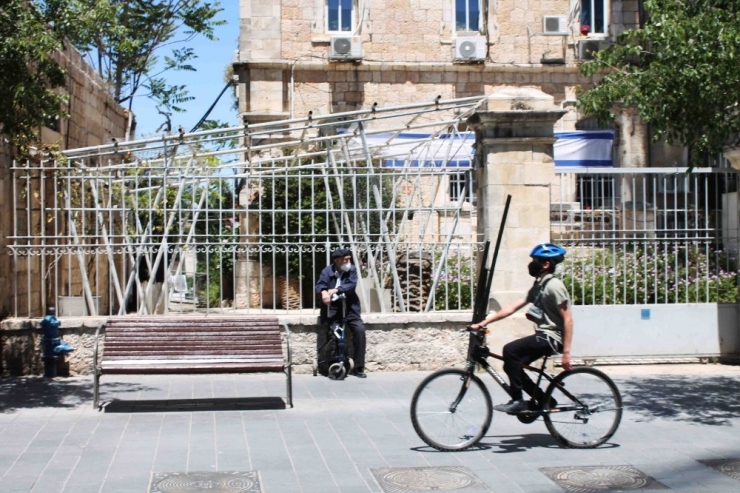 İsrail’de Korona Tedbirlerinin Gevşetilmesinin Ardından İnsanlar Sokaklara Akın Etti