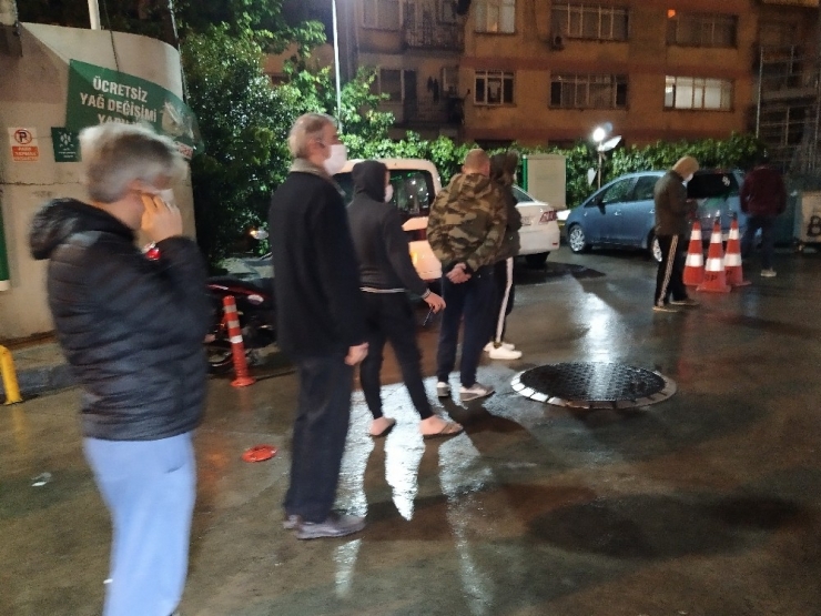 İstanbul’da Kısıtlama Sonrası Akaryakıt İstasyonlarındaki Marketlerde Yoğunluk Oluştu