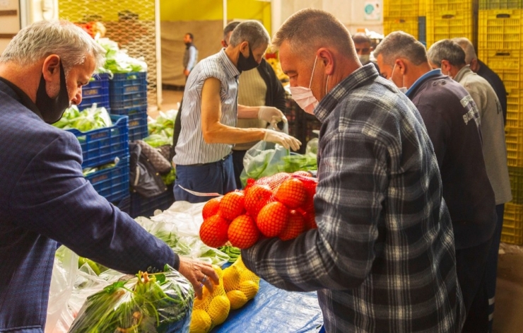 İzmir Sebze Meyve Hali Esnafından Biz Varız Dayanışmasına Destek