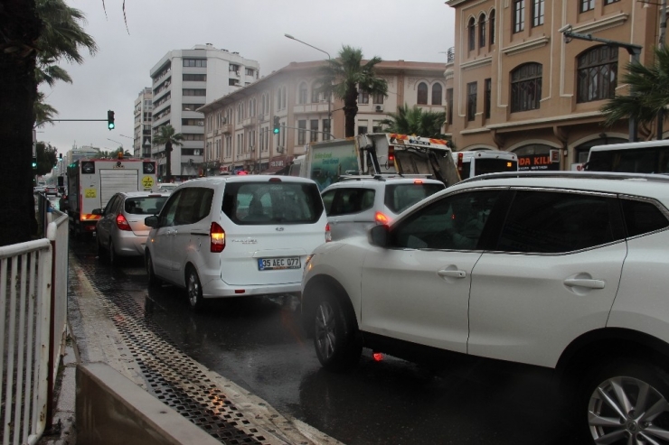 Kısıtlamanın Ardından İzmir’de İlk İş Gününde Yoğun Trafik