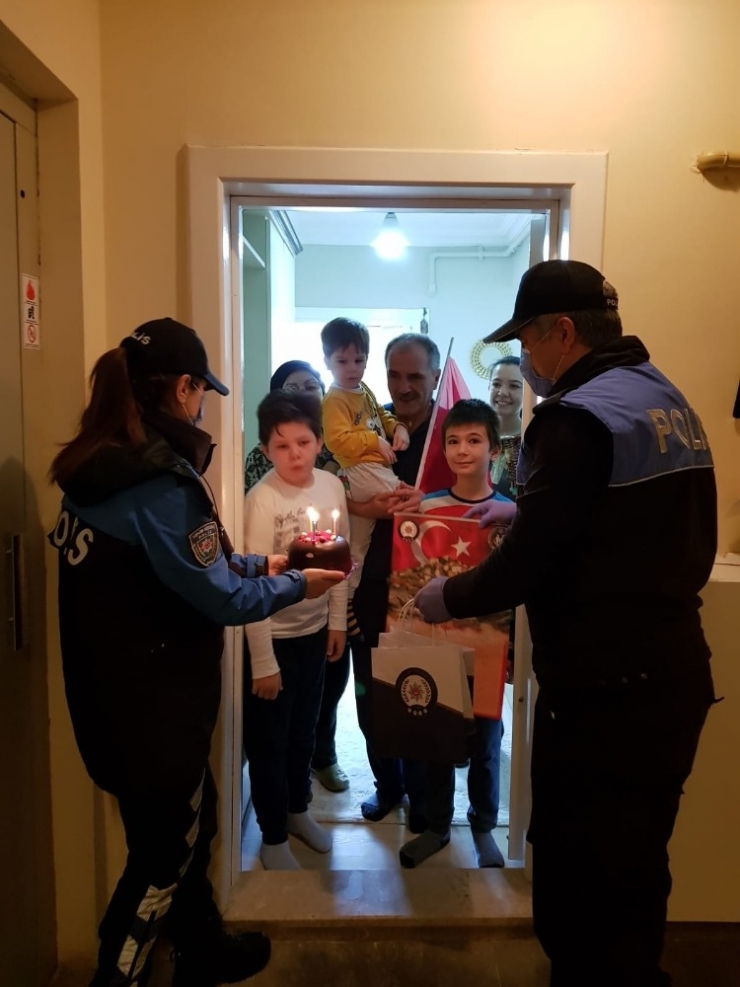 Salgınla Mücadele Eden Ailenin Çocuğuna Polislerden Doğum Günü Sürprizi