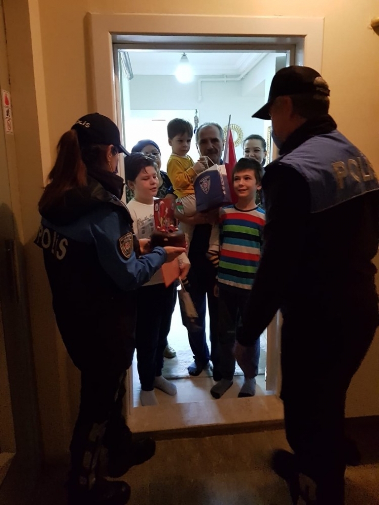 Salgınla Mücadele Eden Ailenin Çocuğuna Polislerden Doğum Günü Sürprizi