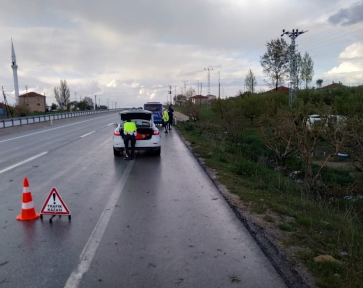 Kontrolden Çıkan Otomobil Elma Bahçesine Takla Attı: 1 Yaralı