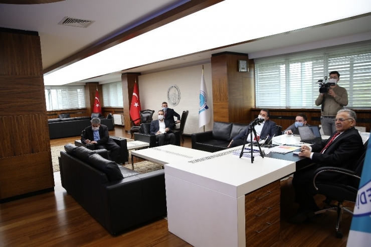 Başkan Büyükkılıç, İlçe Belediye Başkanları İle Detaylı Bir Toplantı Gerçekleştirdi