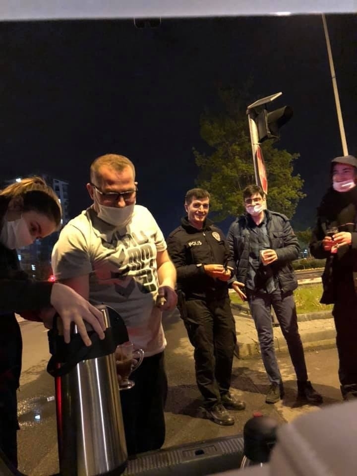 Vatandaşlardan Polise Çay Ve Kahve İkramı