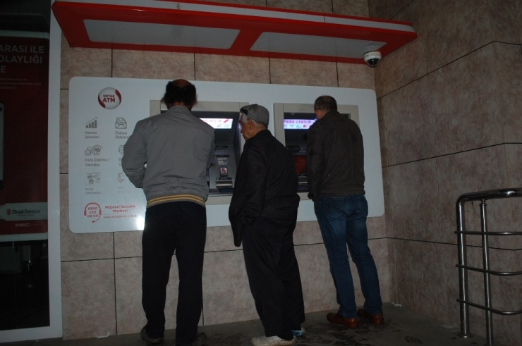 Kısıtlama Bitti, Vatandaşlar Sokağa Döküldü