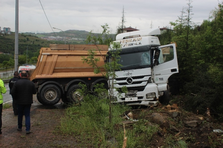 Kontrolden Çıkan Hafriyat Kamyonu Makaslayarak Durabildi: 1 Yaralı