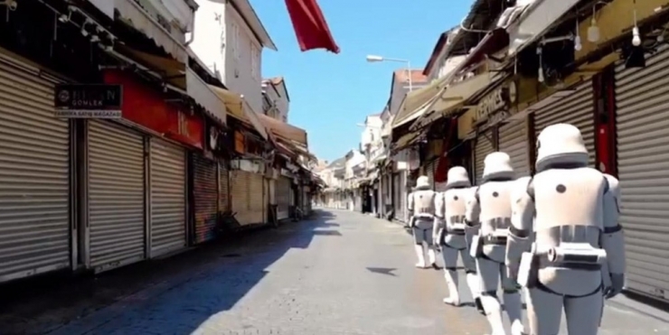 Darth Vader, Saat Kulesi’ndeki Güvercinleri Besledi