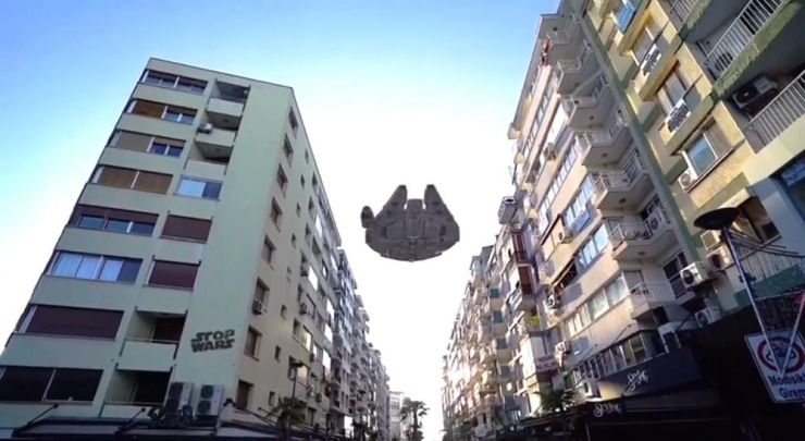 Darth Vader, Saat Kulesi’ndeki Güvercinleri Besledi