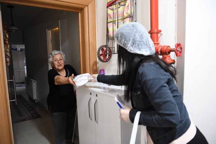 Konyaaltı Belediyesi, Nüfusunun 5 Katı Maskeyi Halka Ulaştırdı