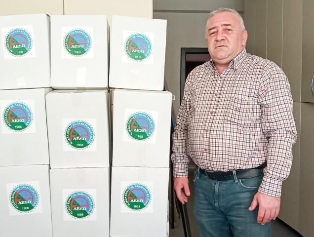 Aliağa’da İş Yerini Açamayan Esnafa Erzak Yardımı Sürüyor