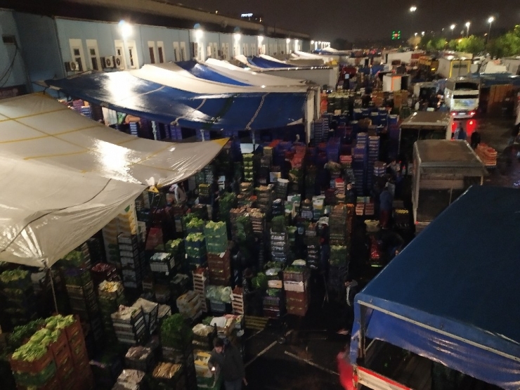 Kısıtlama Kalkınca Bayrampaşa Meyve Sebze Halinde Yoğunluk Yaşandı