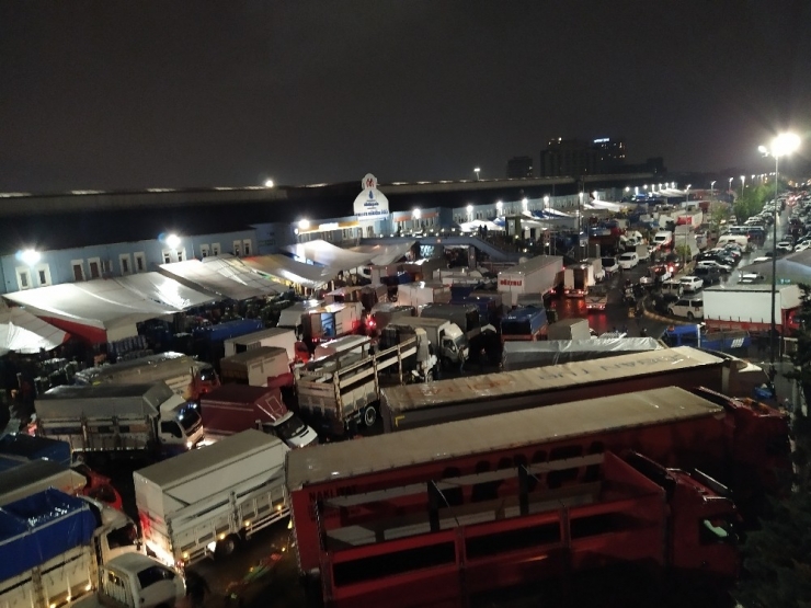 Kısıtlama Kalkınca Bayrampaşa Meyve Sebze Halinde Yoğunluk Yaşandı