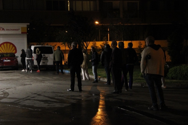 İzmir’de Kısıtlama Sonrası Akaryakıt İstasyonları Marketlerinde Uzun Kuyruk