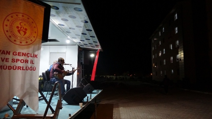 Müzik Sesini Yataktan Duydu, Terliklerle Konser Alanına Geldi