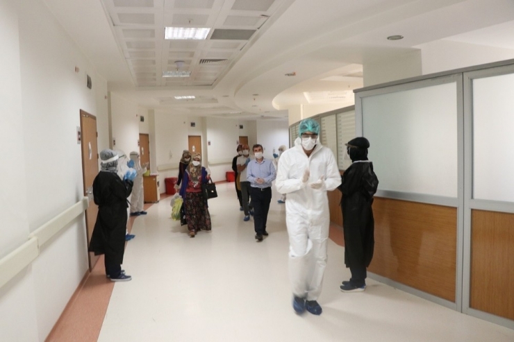 Virüsü Yenen 5 Kişi Alkışlarla Evine Gönderildi