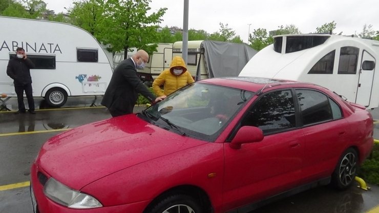 Otomobilde Yaşayan 82 Yaşındaki Engelli Kadın İle Oğluna Yardım Eli