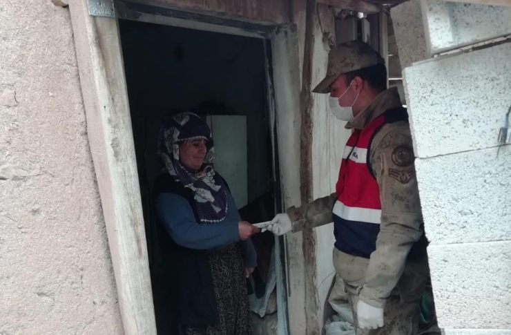 Jandarma Ekipleri Yardım Paralarını Evlere Ulaştırıyor