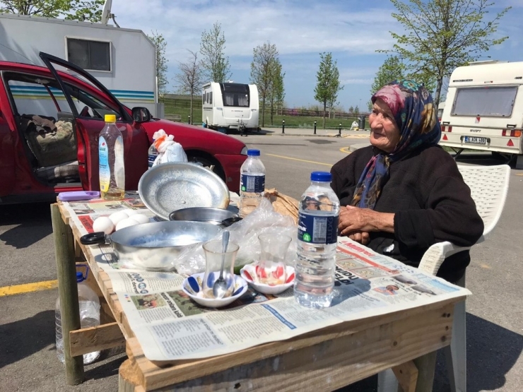 82 Yaşındaki Engelli Kadın Ve Oğlu 90 Gündür Arabada Yaşıyor