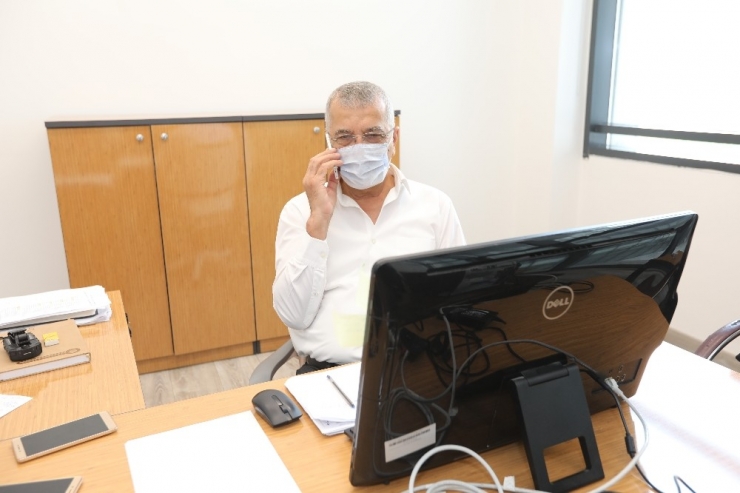 Başkan Tarhan, Kriz Merkezinde Telefonları Yanıtladı