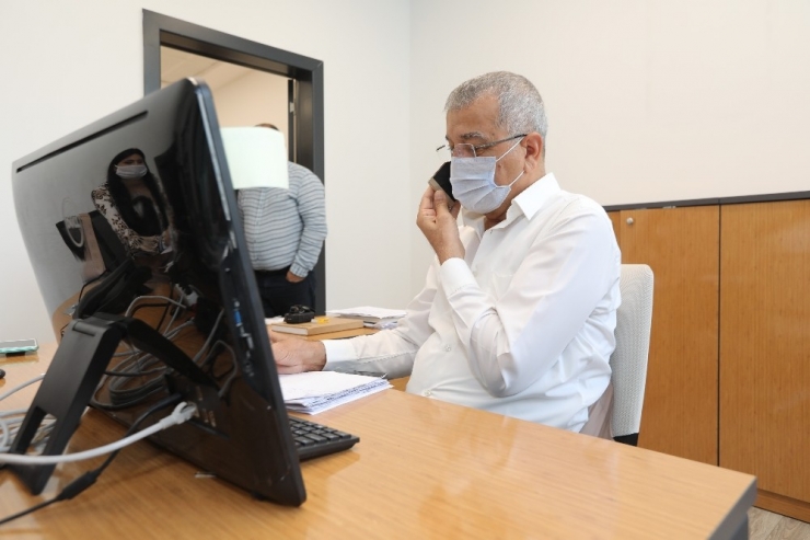 Başkan Tarhan, Kriz Merkezinde Telefonları Yanıtladı