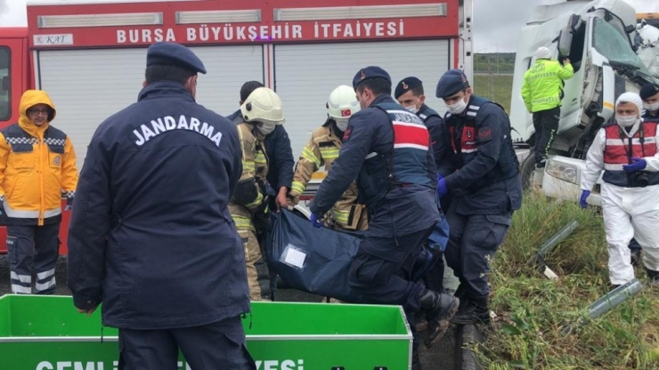 Mıcır Yüklü Kamyon Devrildi, Sürücüsü Hayatını Kaybetti