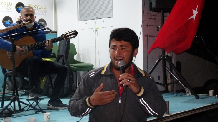 Müzik Sesini Yataktan Duydu, Terliklerle Konser Alanına Geldi