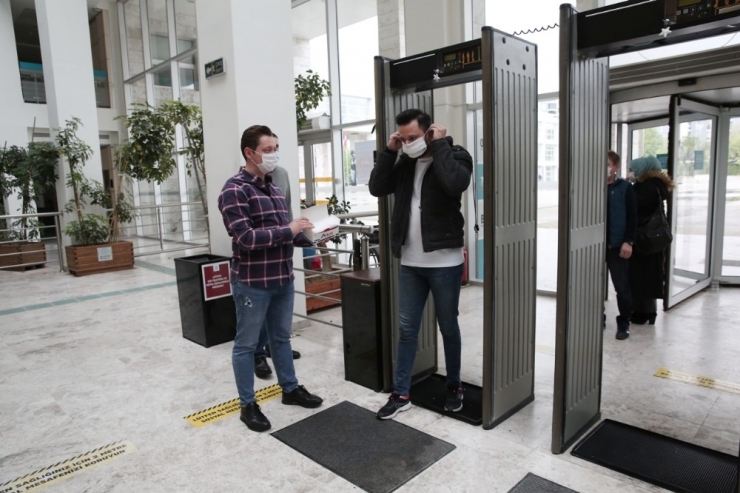 Nilüfer’de Üretilen Maskeler Vatandaşa Dağıtılıyor