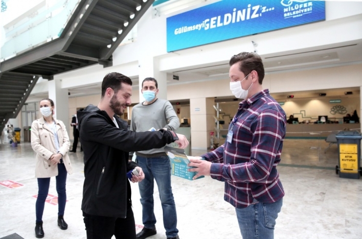 Nilüfer’de Üretilen Maskeler Vatandaşa Dağıtılıyor
