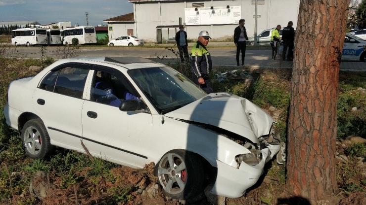 Samsun’da Direksiyonu Kilitlenen Otomobil Ağaca Çarptı: 1 Yaralı