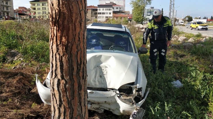 Samsun’da Direksiyonu Kilitlenen Otomobil Ağaca Çarptı: 1 Yaralı