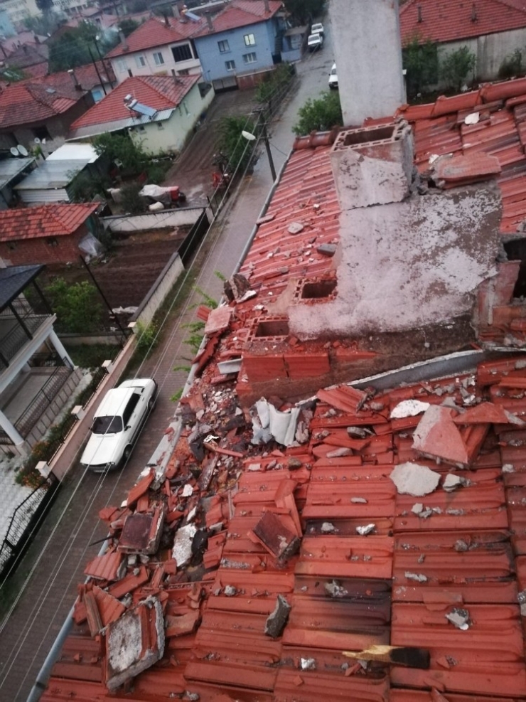 Sındırgı’da Bir Eve Yıldırım Düştü