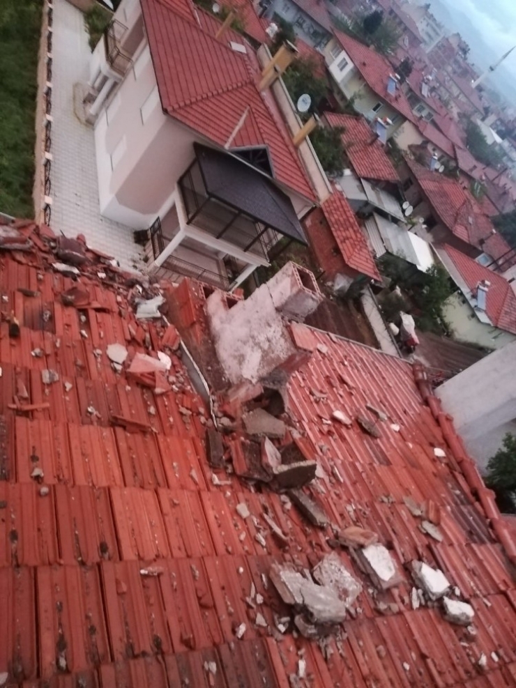 Sındırgı’da Bir Eve Yıldırım Düştü