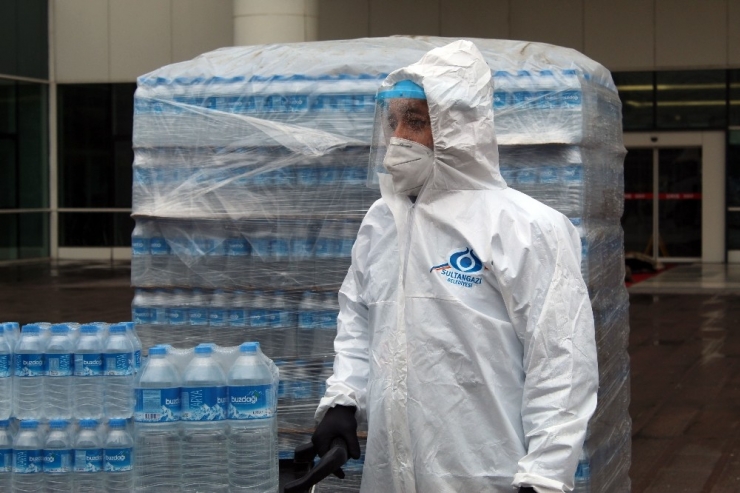 Sultangazi’den Sağlık Çalışanlarına Kolonya Ve İçme Suyu Desteği