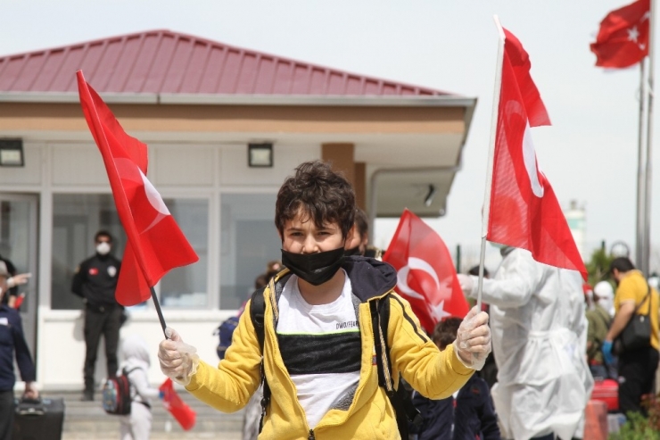 Suudi Arabistan’dan 143 Türk Vatandaşı Van’a Getirildi