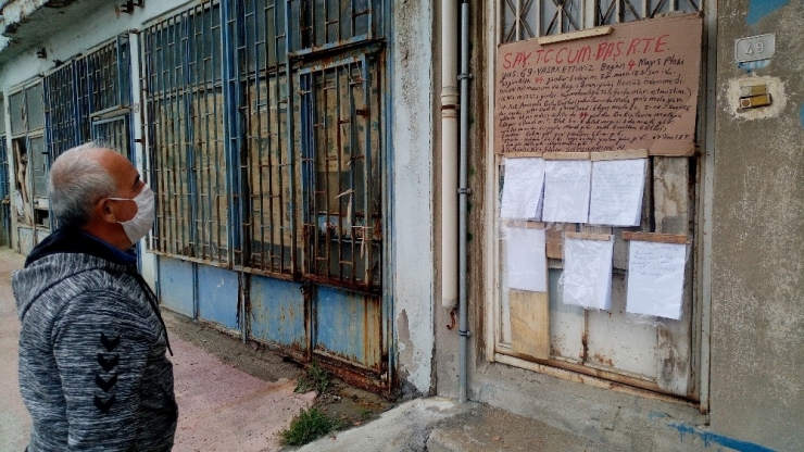 Kapıya Astığı Yazıya Şaşıp Kaldılar, Kimse Anlayamadı