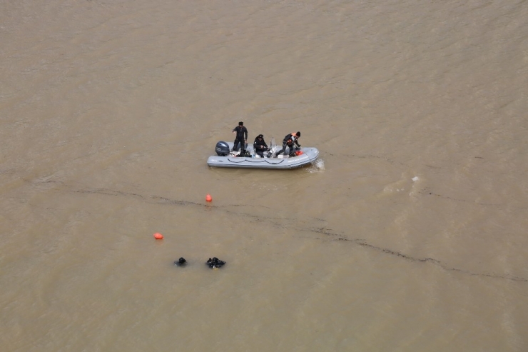 Kayıp Gülistan’ı Arama Çalışmaları Çok Sayıda Ekiple Sürüyor
