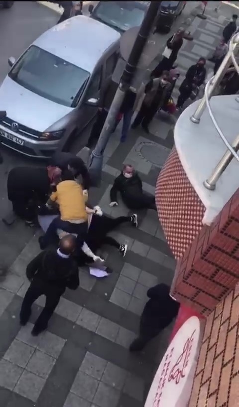 Ekmek Sırasında Bekleyen Kadınların Saç Saça Baş Başa Kavgası Kamerada