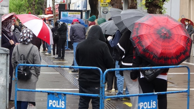 Virüse Ve Yağışa Aldırış Etmeden Kuyruk Oluşturdular