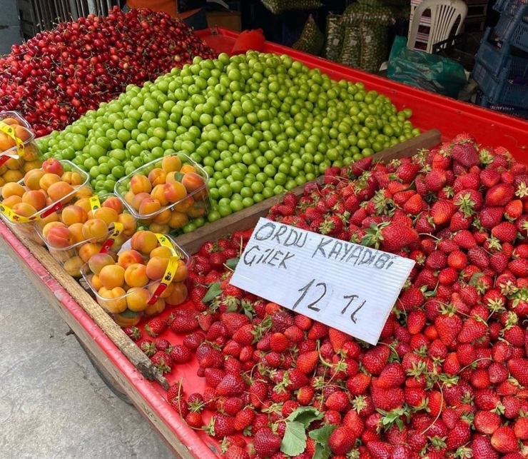 Yazlık Meyveler Tezgahlarda Yerlerini Almaya Başladı