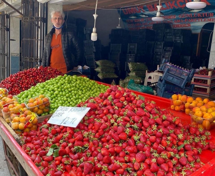 Yazlık Meyveler Tezgahlarda Yerlerini Almaya Başladı