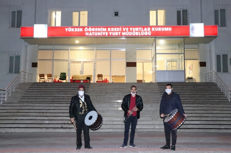 Karantinadaki 637 Gurbetçi Vatandaş, Sahura Davul Ve Manilerle Uyandı