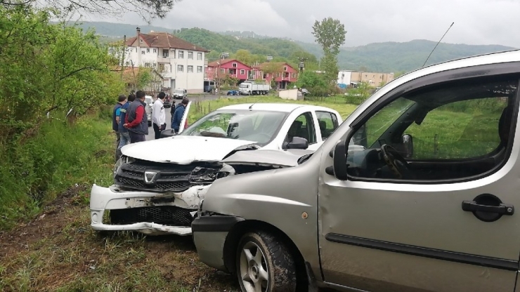 Otomobil İle Hafifi Ticari Kamyonet Kafa Kafaya Çarpıştı: 6 Yaralı