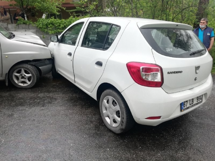 Otomobil İle Hafifi Ticari Kamyonet Kafa Kafaya Çarpıştı: 6 Yaralı