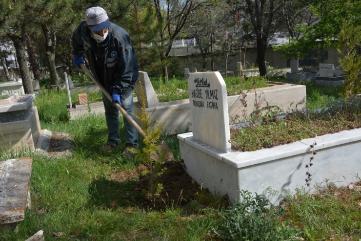 Akyurt’ta Mezarlıklarda Bayram Hazırlığı