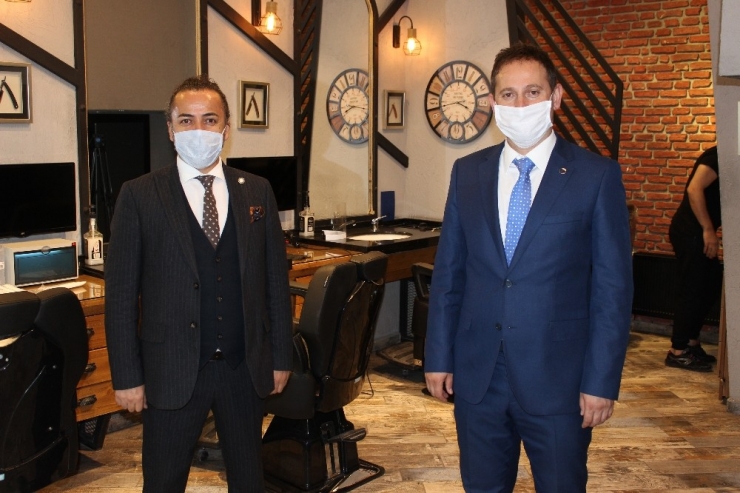 Ankara’da Berberler Dükkanlarını Sterilize Ederek Açmaya Hazırlanıyor