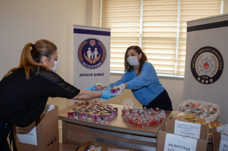 Polis Eşlerinin Hazırladığı El Emeği Ürünler Gece Görev Yapan Polislere İkram Edildi
